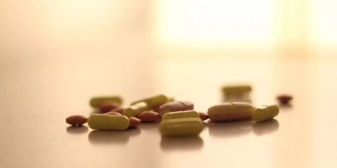 Verschiedene Antibiotika liegen auf einem Tisch. antibiotika risiko