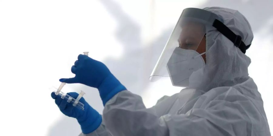 Vorbereitung eines Corona-Tests in Sachsen-Anhalt