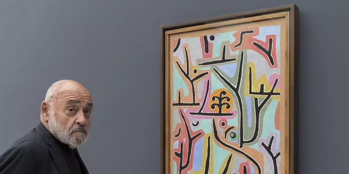 Alexander Klee 2017 vor einem Bild seines weltberühmten Grossvaters Paul Klee in der Fondation Beyeler in Riehen BS. klee