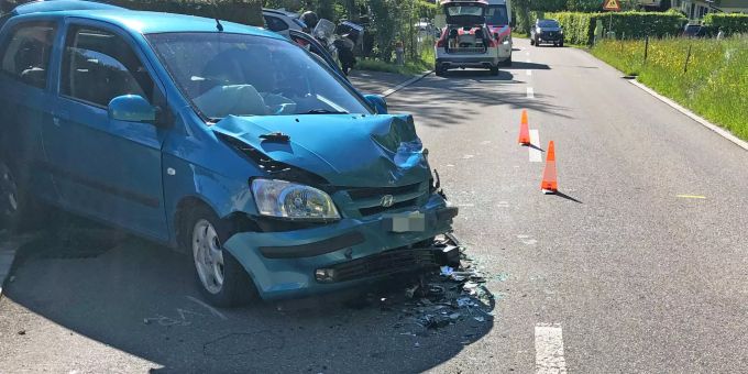 Durch den Zusammenstoss wurden beide Fahrzeuglenkenden verletzt. Unfall