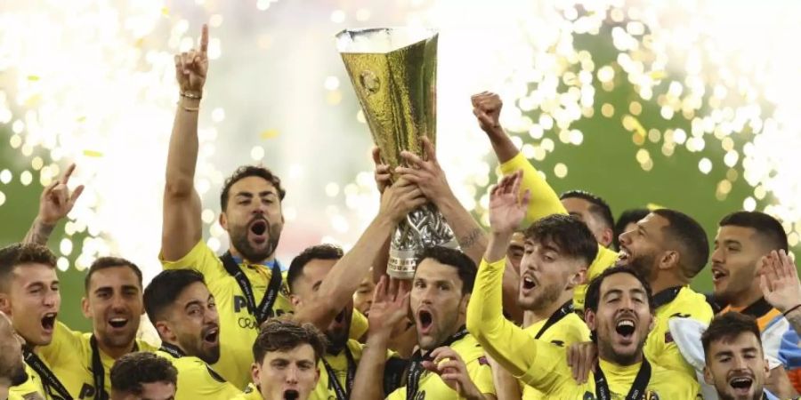 Hoch den Pott: Villarreals Spieler feiern ihren Sieg im Europa-League-Finale gegen Manchester United. Foto: Maja Hitij/Pool Getty/AP/dpa