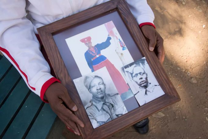 Uruanaani Scara Matundu, ein Vertreter der Herero-Gemeinde, zeigt in einem Park in Windhuk Fotos seiner Vorfahren. Seine Familie ist vor dem Völkermord in der ehemaligen Kolonie Deutsch-Südwestafrika, dem heutigen Namibia, zu Beginn des 20. Jahrhunderts nach Botsuana geflohen. Deutschland erkennt Kolonialverbrechen als Völkermord an