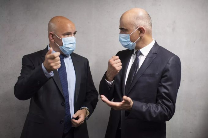 Bundesrat Alain Berset, rechts, spricht mit IWC Sicherheitschef Michael Schneider in der Uhrenmanufaktur am Montag, 17. Mai 2021, in Schaffhausen. Alain Berset Coronavirus Schaffhausen