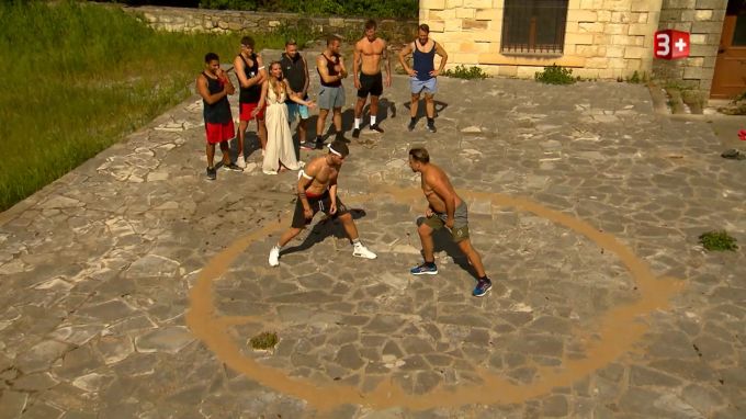 Bachelorette Dina Rossi lässt die Jungs gegeneinander antreten. dina rossi
