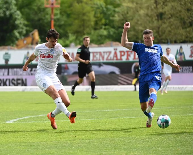 Janni Serra (l.) von Holstein Kiel im Spiel gegen Karlsruhe. Holstein Kiel