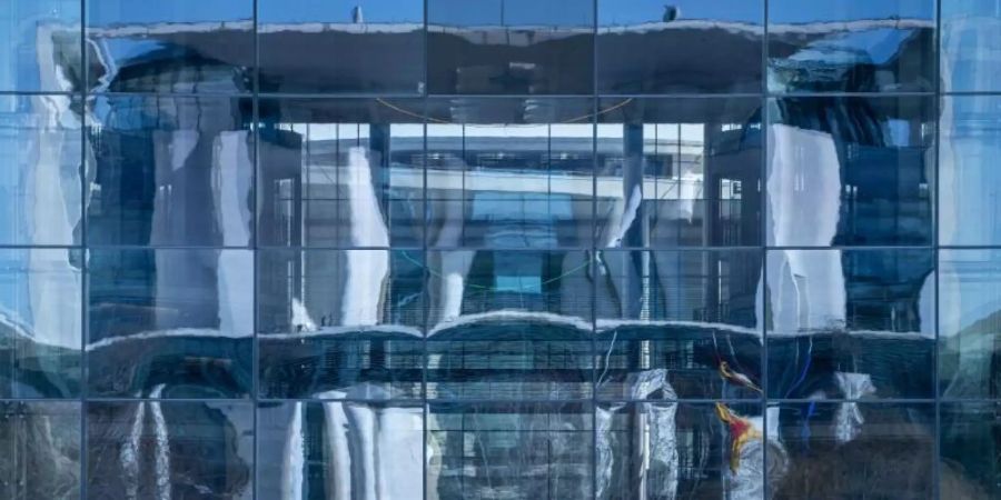Die Fassade des Bundeskanzleramts spiegelt sich in Paul-Löbe Haus des Bundestags. Foto: Michael Kappeler/dpa