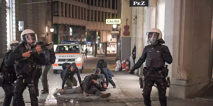 In der St.Galler Innenstadt ist es am Freitagabend zu Ausschreitungen gekommen. Einige Jugendliche waren durchaus auch gewaltbereit. (Archivbild) krawall