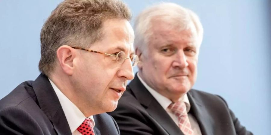 Im November 2018 versetzte Bundesinnenminister Horst Seehofer (r.) den damaligen Verfassuntschutzpräsidenten Hans-Georg Maassen in den Ruhestand. Foto: Michael Kappeler/dpa
