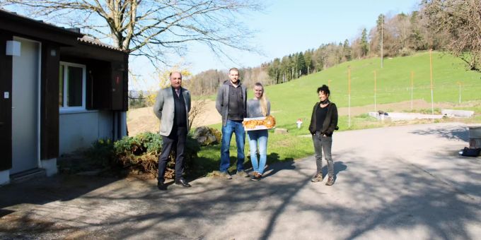 Übergabe Pachtbetrieb durch Gemeinderat Alain Chervet und Sarah Marthaler (Sekretärin der Landschaftskommission) an Anna Voggensperger und Marco Staub. Gemeinde Meilen