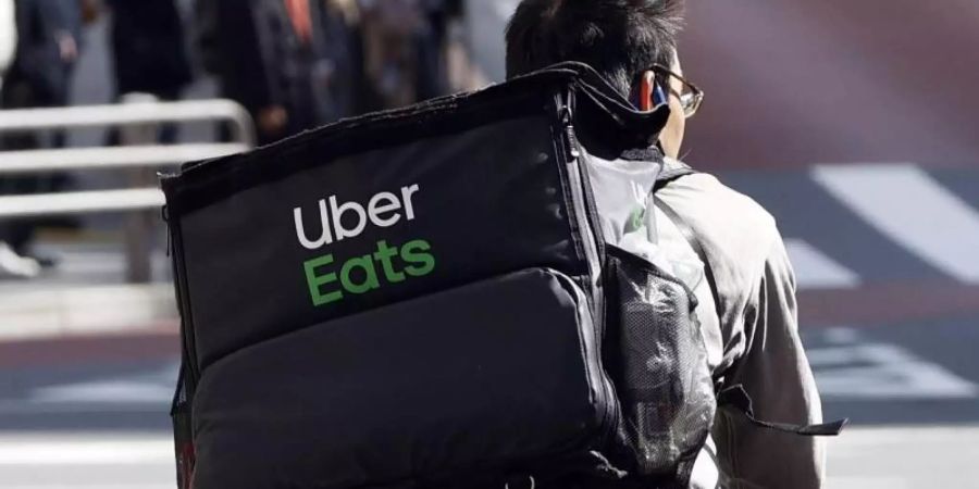Uber versucht mit seinem Dienst Eats den Markteintritt in Deutschland. In Metropolen wie Tokio (im Bild) gehört der Essenslieferservice bereits zum Stadtbild. Foto: -/kyodo/dpa