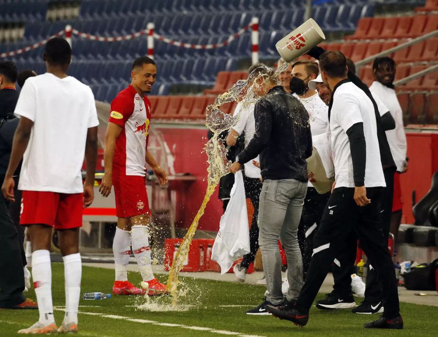 Jesse Marsch muss eine Bierdusche über sich ergehen lassen – sehr zur Freude von Nati-Spieler Noah Okafor.