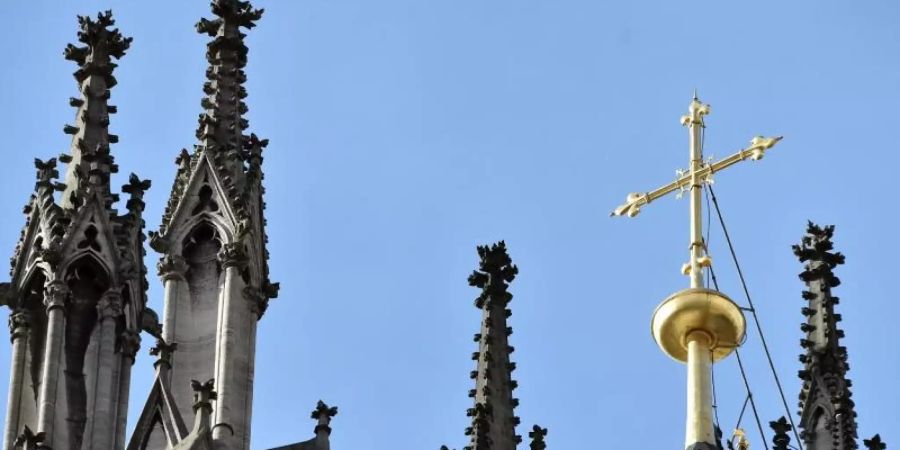 Die starke Nachfrage nach Terminen für Kirchenaustritte hält in Köln unvermindert an. Foto: Caroline Seidel/dpa