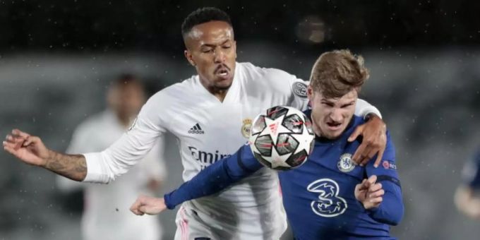 Chelseas Timo Werner (r) kämpft um den Ballbesitz gegen Real Madrids Eder Militao. Foto: Bernat Armangue/AP/dpa Chelseas Timo Werner (r) kämpft um den Ballbesitz gegen Real Madrids Eder Militao. Foto: Bernat Armangue/AP/dpa