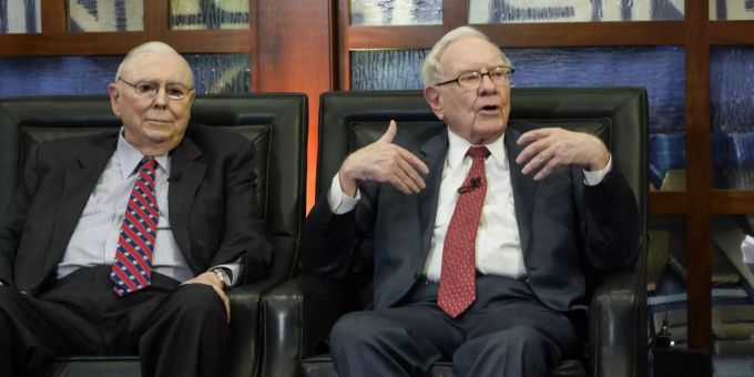 Der CEO von Berkshire Hathaway, Warren Buffett (r), und Vice Chairman Charlie Munger. (Archivbild) warren buffett
