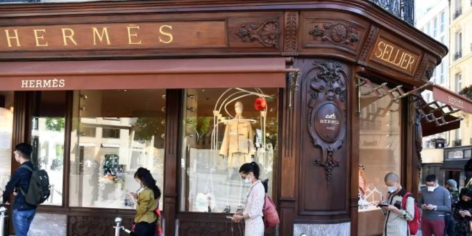 Warteschlange vor einem Hermès-Geschäft in Paris. richemont