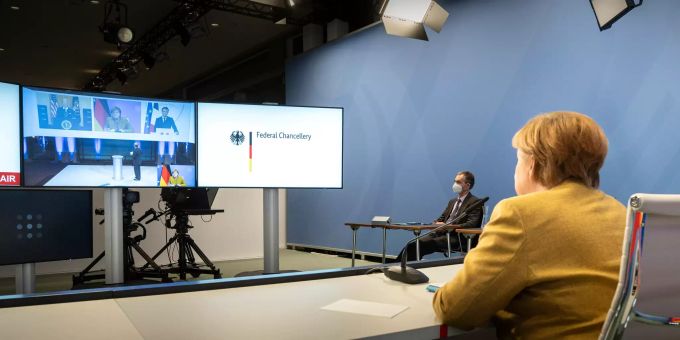Bundeskanzlerin Angela Merkel (CDU) während einer Videokonferenz im Bundeskanzleramt im Rahmen der Münchner Sicherheitskonferenz mit US-Präsident Joe Biden und dem französischen Präsidenten Emmanuel Macron (auf dem Bildschirm). Foto: Guido Bergmann/Bundesregierung/dpa Münchner Sicherheitskonferenz - Videokonferenz
