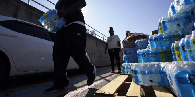 Mancherorts bildeten sich Schlangen vor Kirchen oder Parkplätzen, wo Trinkwasser verteilt wurde. Texas