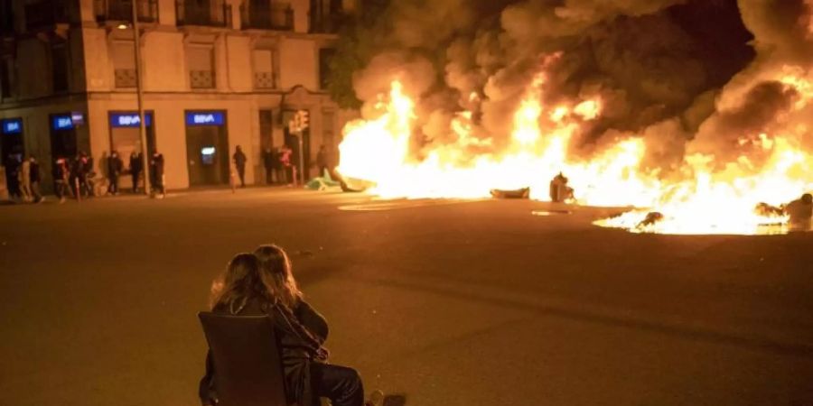 Brennende Barrikaden in Barcelona. Foto: Emilio Morenatti/AP/dpa