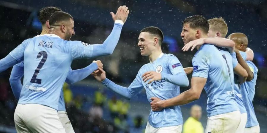 Riyad Mahrez von Manchester City feiert mit seinen Teamkollegen das 2:0 gegen Paris Saint-Germain. Foto: Dave Thompson/AP/dpa