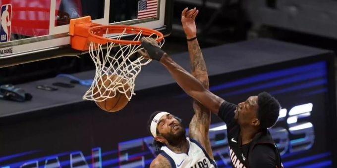 Bam Adebayo (r) von Miami Heat beim Korbwurf gegen Willie Cauley-Stein von den Dallas Mavericks. Foto: Wilfredo Lee/AP/dpa Bam Adebayo (r) von Miami Heat beim Korbwurf gegen Willie Cauley-Stein von den Dallas Mavericks. Foto: Wilfredo Lee/AP/dpa
