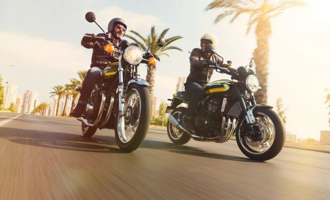 Die Kawasaki Z900RS (rechts) im Formationsflug mit dem Original von 1972, der Z1 900 Super Four. Motorrad Kawasaki Z900RS