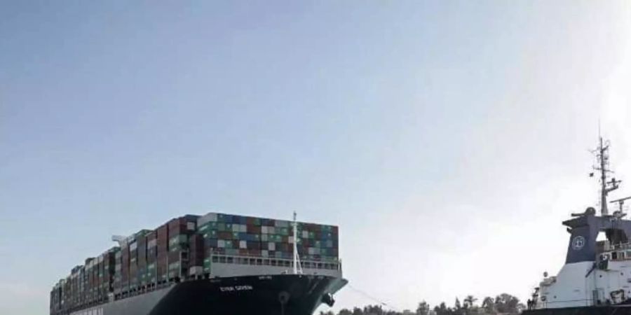 Die Blockade des Suezkanals durch den Containerfrachter «Ever Given» hat die ohnehin schon stark strapazierte Lieferkette noch mehr belastet. Foto: -/Suez Canal Authority/dpa