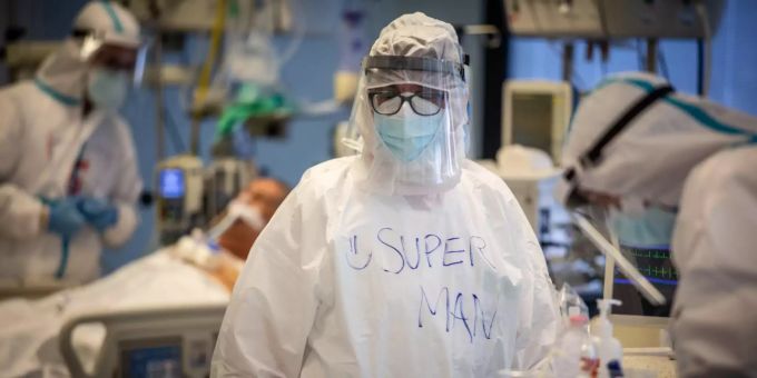 Zwei Pfleger kümmern sich am 3. März 2021 auf der Intensivstation des Spitals Sant'Orsola in Bologna um einen Patienten. Coronavirus Spital Bologna Italien