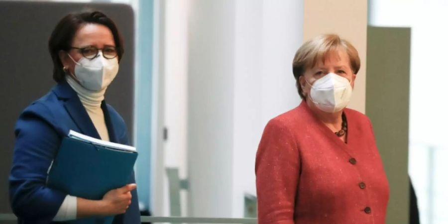 Widmann-Mauz (l.) und Merkel