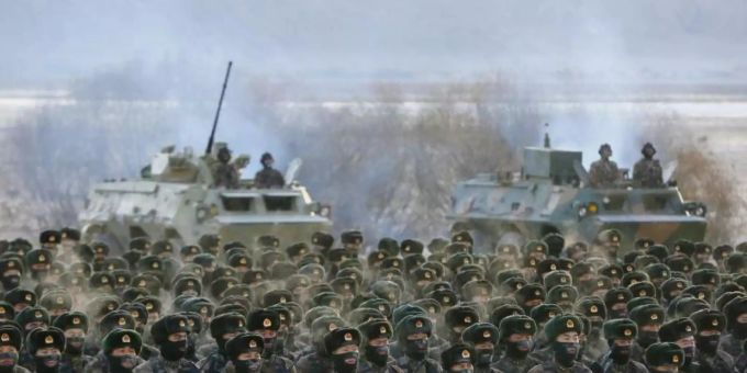 Chinesische Soldaten bei einer Übung bei minus 20 Grad Celsius im Uigurischen Autonomen Gebiet Xinjiang. China plant eine starke Erhöhung seines Militäretats. Foto: Uncredited/CHINATOPIX/AP/dpa china