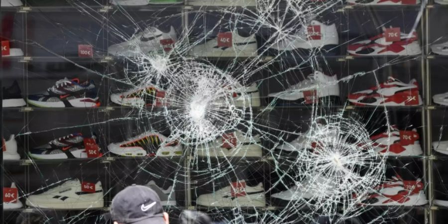 Zerstörte Scheibe nach den Krawallen in Stuttgart