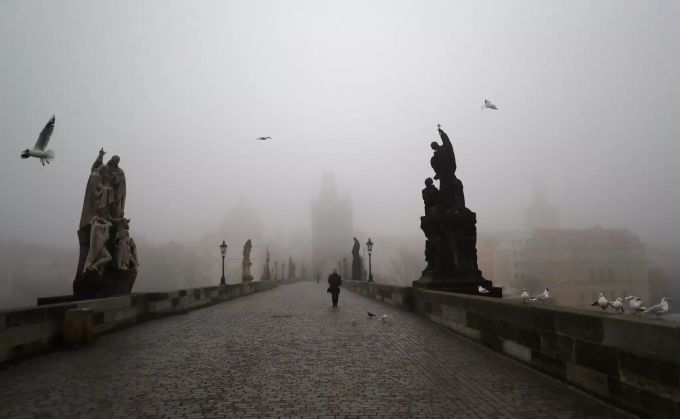 Ein Mann geht bei Nebel über die mittelalterliche Karlsbrücke. Das Land vermeldet am Mittwoch 16'642 neue Ansteckungen mit dem Coronavirus binnen 24 Stunden. Coronavirus - Tschechien