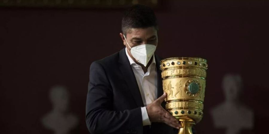 Giovane Elber, Botschafter des ausgeschiedenen Titelverteidigers FC Bayern München, bringt den DFB-Pokal zur Pokalübergabe ins Rote Rathaus. Foto: Thomas Boecker/Dfb/DFB/dpa