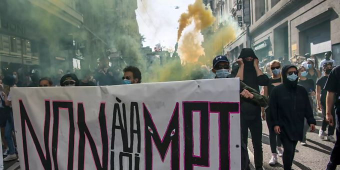 Rund 1000 Personen haben am Samstag in Genf gegen das Anti-Terror-Gesetz und das Covid-19-Gesetz demonstriert. Rund 1000 Personen haben am Samstag in Genf gegen das Anti-Terror-Gesetz und das Covid-19-Gesetz demonstriert.