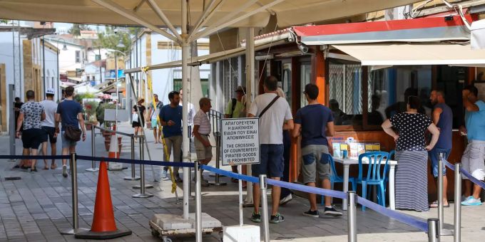 Menschen stehen am Grenzübergang zum türkischen Teil der geteilten Stadt. In der Republik Zypern wird am Sonntag ein neues Parlament gewählt. Umfragen deuten in dem EU-Land auf ein Kopf-an-Kopf-Rennen zwischen der konservativen Partei Demokratische Gesamtbewegung (DISY) und der linken Aufbaupartei des Werktätigen Volkes (AKEL) hin. (Archivbild von 2015) Republik Zypern wählt ein neues Parlament