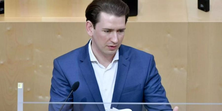 Österreichs Bundeskanzler Sebastian Kurz spricht bei einer Sondersitzung des Nationalrats im Parlamentsausweichquartier in der Wiener Hofburg. Foto: Herbert Neubauer/APA/dpa