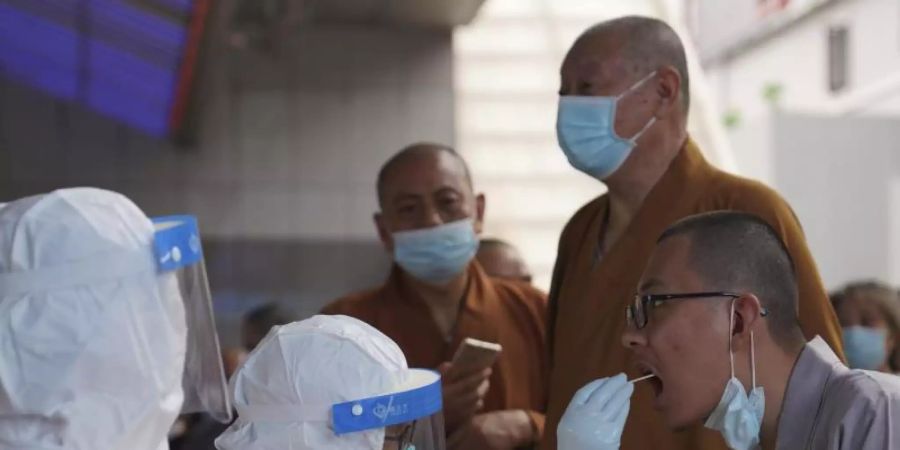 Nach einem Anstieg der Corona-Infektionen wurde ein Teil der südchinesischen Stadt Guangzhou gesperrt. Die Bewohner wurden dazu aufgefordert, zu Hause zu bleiben. Foto: Uncredited/AP/dpa