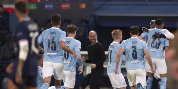 Die Spieler von Manchester City jubeln nach dem Freistosstor durch Riyad Mahrez zum 2:1 gegen PSG. Manchester City