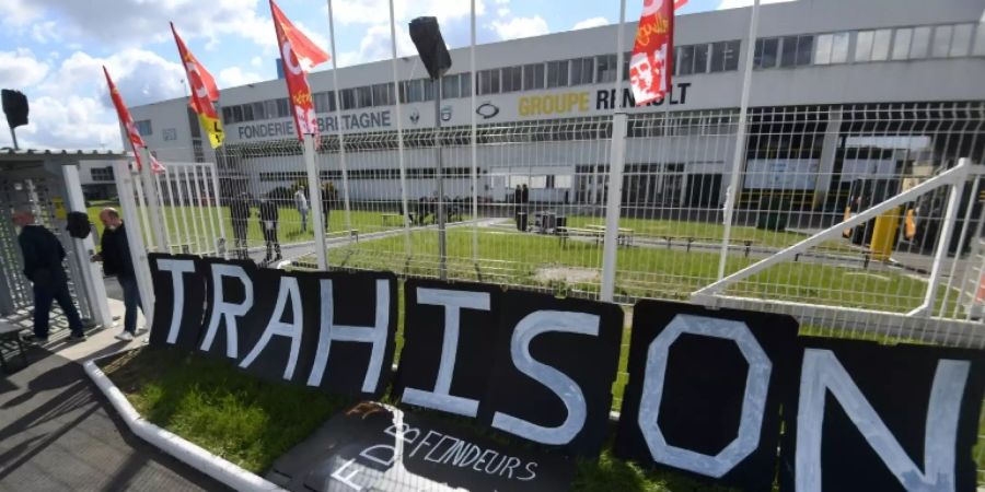 Die Gewerkschaften werfen Renault «Verrat» vor, wie auf einem Banner in Caudan steht