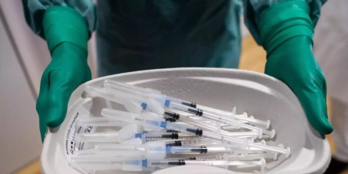 Eine Klinik-Mitarbeiterin mit Spritzen des Impfstoffs von Moderna gegen Covid-19. Coronavirus