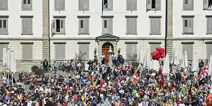 Zahlreiche Teilnehmerinnen und Teilnehmer strömen zusammen: Unbewilligte Demonstration in Rapperswil-Jona.