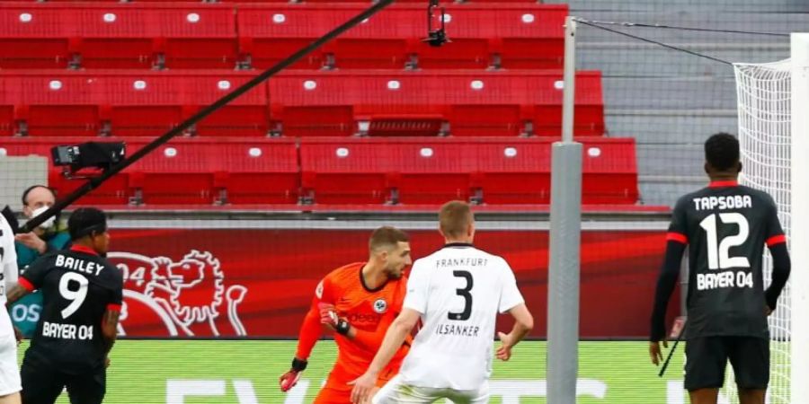 Leon Bailey (2.vl) brachte Bayer beim Leverkusener Sieg gegen Frankfurt in Führung. Foto: Thilo Schmuelgen/Reuters-Pool/dpa