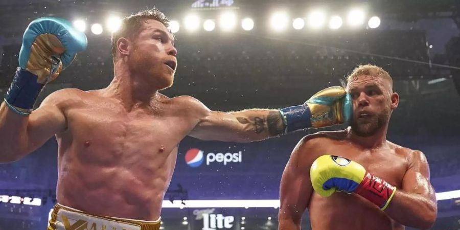 Saúl Alvarez (l) setzte sich gegen Billy Joe Saunders durch. Foto: Jeffrey Mcwhorter/FR170451 AP/dpa