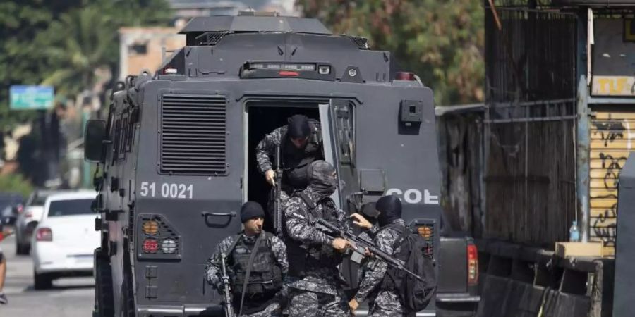 Die Polizei führt einen Einsatz gegen mutmassliche Drogenhändler in der Favela Jacarezinho durch. Foto: Silvia Izquierdo/AP/dpa