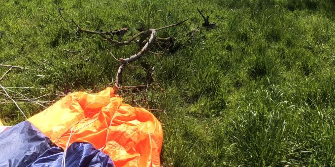 Ein Fallschirmspringer verfing sich bei Muolen SG in einem Baum. muolen SG
