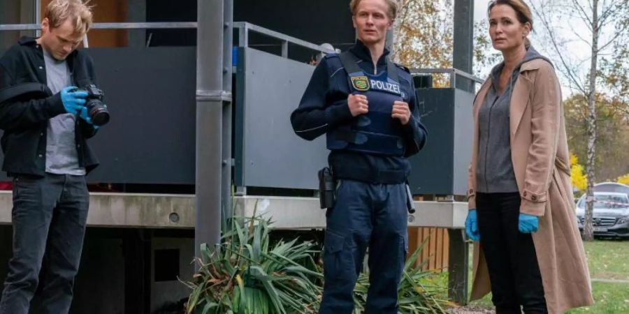 Linus (Anton Spieker, l), Streifenpolizist Kimmich (Roman Schomburg, 2.v.r.) und Maike (Anja Kling) am Tatort. Foto: Oliver Vaccaro/ZDF/dpa