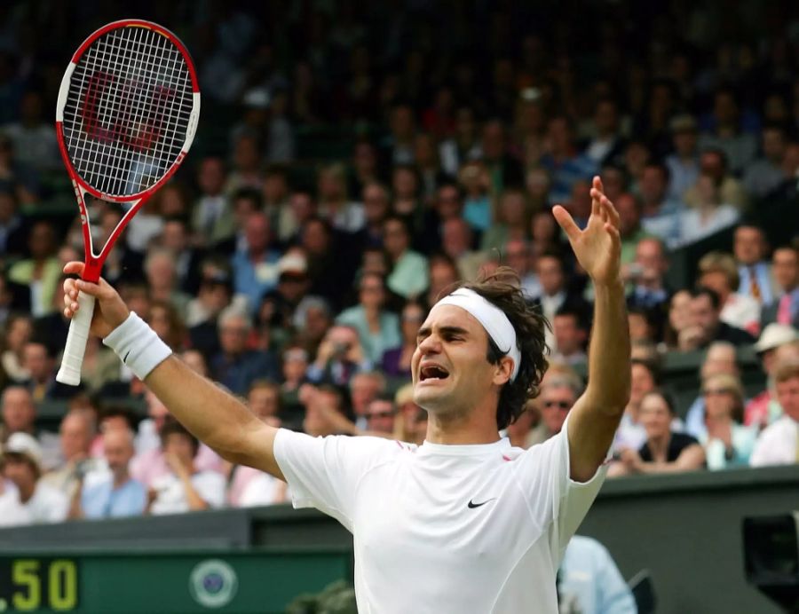 Im Jahr 2005 stehen sich Roger Federer und Rafael Nadal im Wimbledon-Final gegenüber. Der Schweizer gewinnt in vier Sätzen.