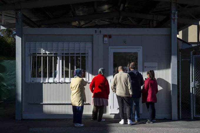 Viele Menschen, die sich in Schwiezer Asylzentren aufhalten, haben selbst viel Leid erlebt. Asylzentrum Asylbewerbende