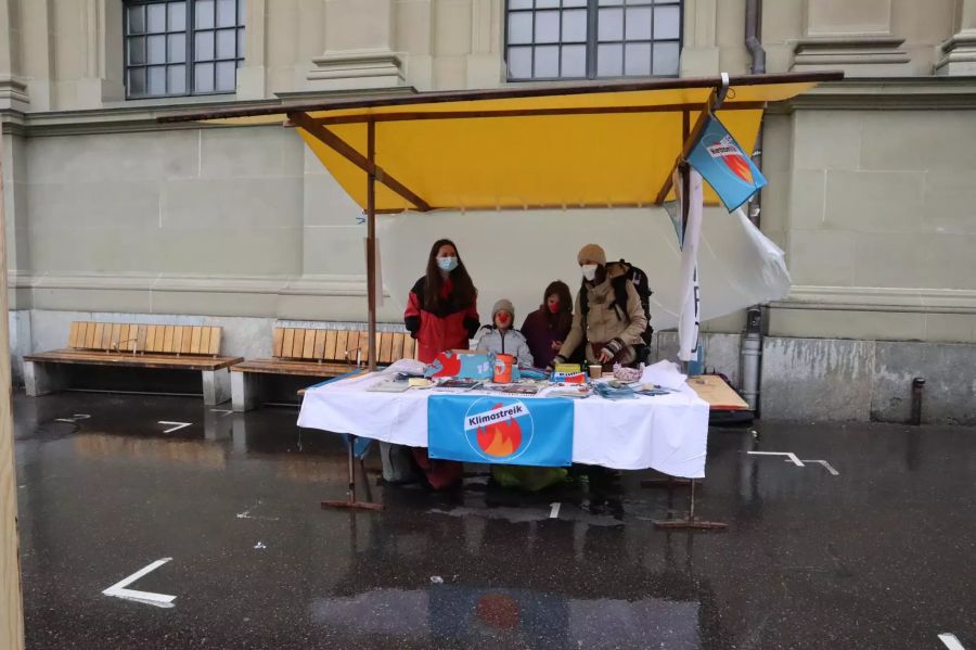 Ein Stand der Klimaaktivisten vor der Heiliggeistkirche in Bern.