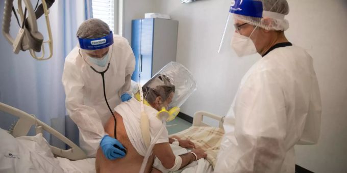08.03.2021, Italien, Chiari: Ärzte kümmern sich auf der Corona-Notfallstation im Krankenhaus Mellino Mellini um einen Patienten. Coronavirus - Italien