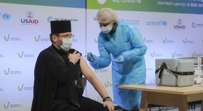 Ein ukrainischer Geistlicher wird mit dem Astrazeneca-Präparat geimpft. Mögliche Nebenwirkungen traten nur in wenigen Fällen auf. Coronavirus Impfung Swissmedic Astrazeneca